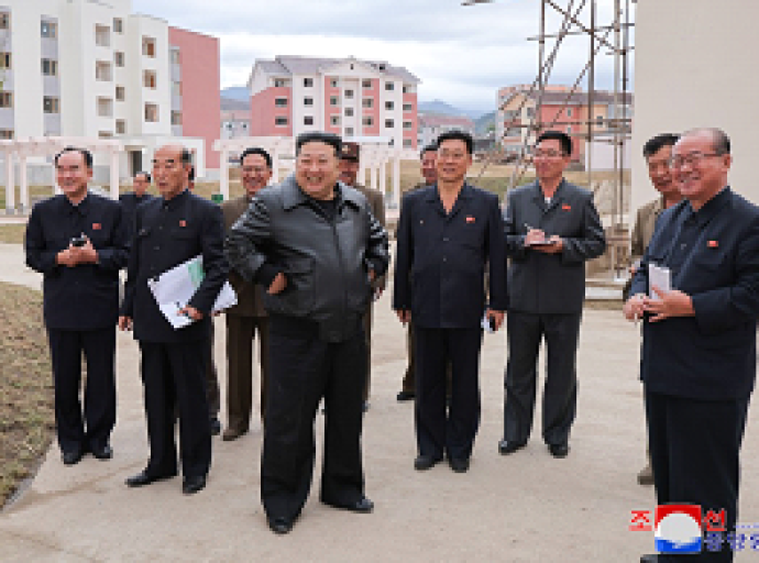 KIM JONG UN: «Luttons rigoureusement pour anticiper le moment heureux de pouvoir offrir des logements excellents aux victimes des inondations!»